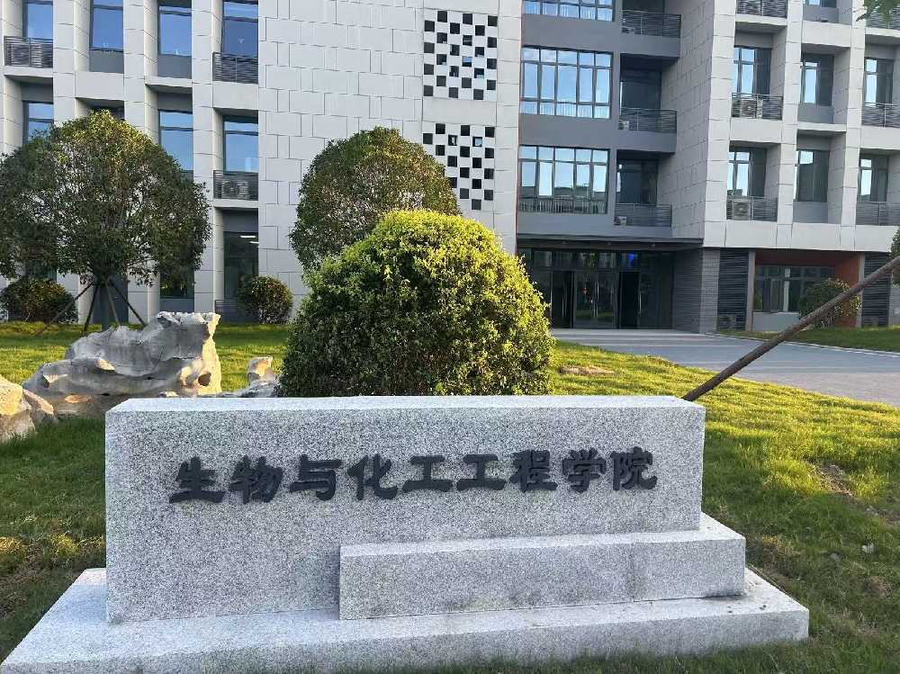 阿合奇县扬州职业大学体育场高杆灯项目